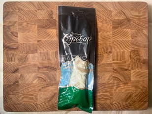 Сыр 1 кг ГОРНЫЙ СЫРОВАР (Метёлка копчёная): Сыр 100 гр ГОРНЫЙ СЫРОВАР (Косичка с укропом и чесноком)